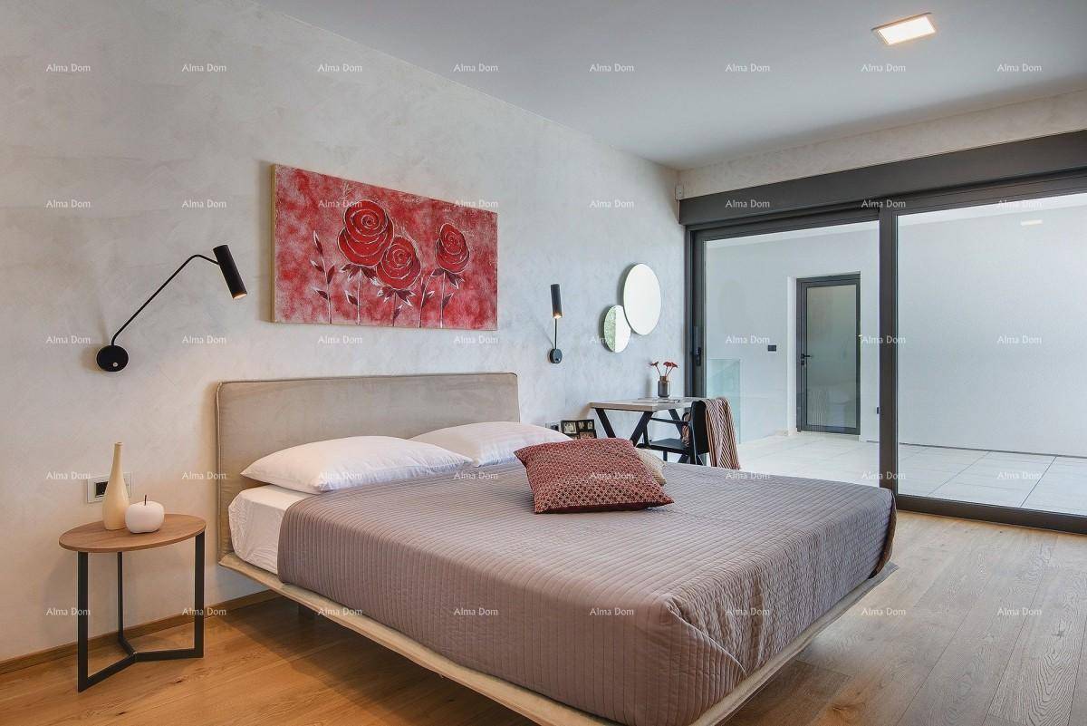 Gemütliches Schlafzimmer mit Doppelbett, Holzboden und Zugang zu einer privaten Terrasse.