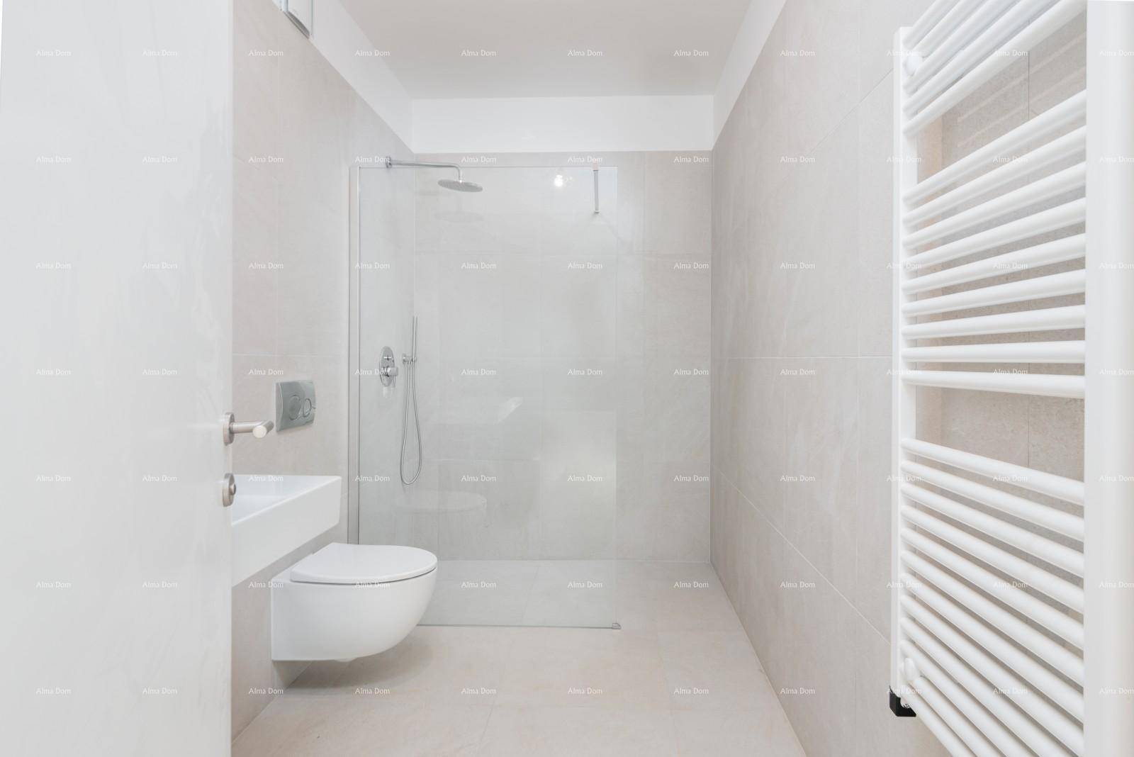 Modernes Badezimmer mit ebenerdiger Dusche, Wand-WC und beheiztem Handtuchhalter.