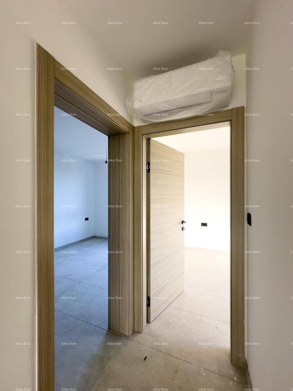Flur mit Holztüren und Klimaanlage, der den Zugang zu einem unfertigen Zimmer ermöglicht.