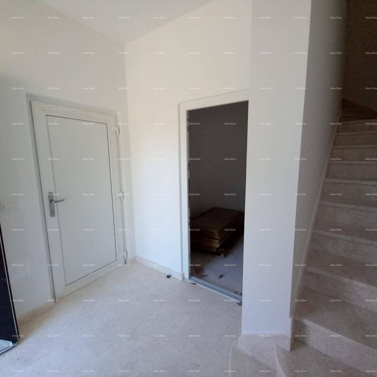 Eingangsbereich mit heller Fliese, weißer Tür und Blick auf das Treppenhaus.