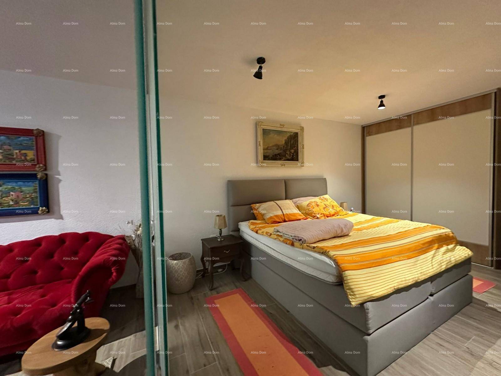 Geräumiges Schlafzimmer mit Doppelbett, Kleiderschrank und angrenzendem Sitzbereich.