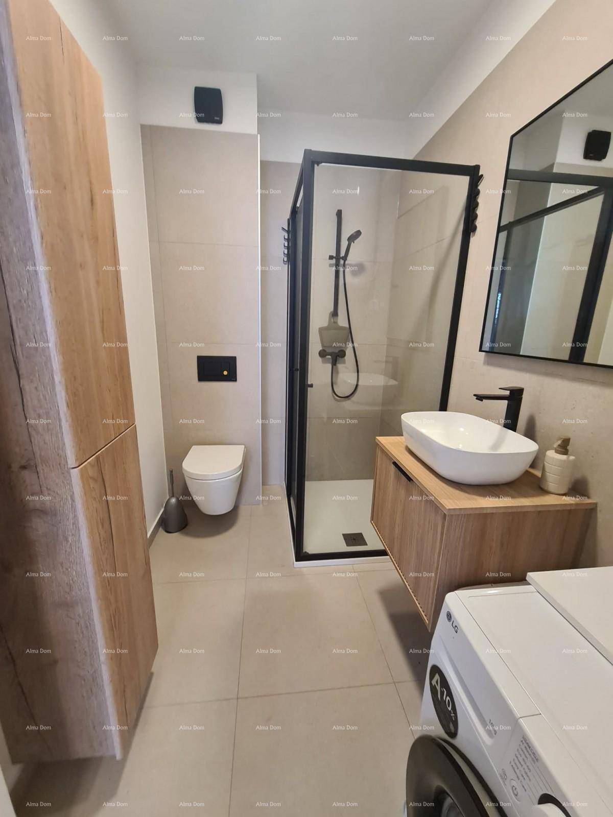 Stilvolles Badezimmer mit begehbarer Dusche, modernen Armaturen und integrierter Waschmaschine.