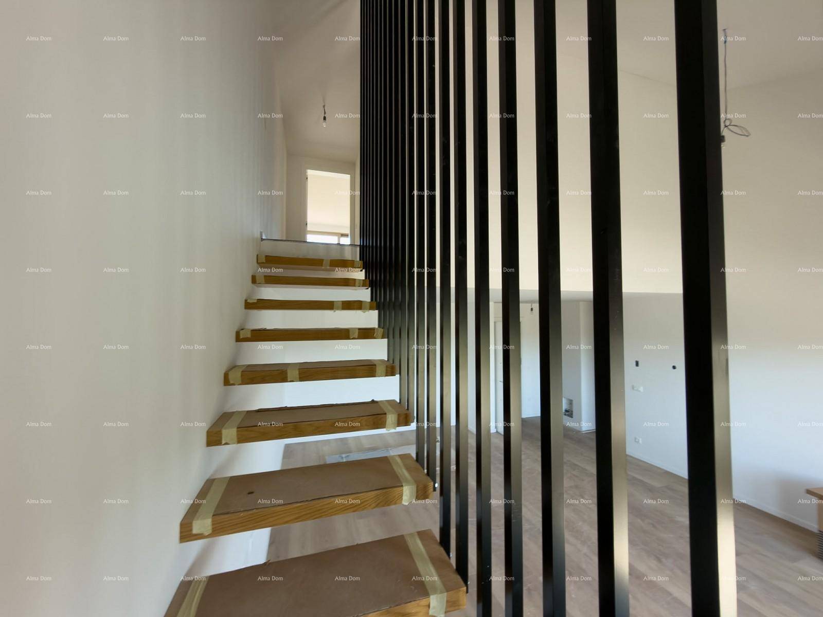 Elegante offene Treppe mit minimalistischem Design und schwarzen vertikalen Elementen in einem hellen Raum.