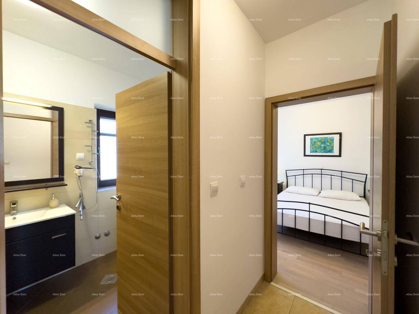 Flur mit Fliesenboden und Zugang zu einem Badezimmer und einem Schlafzimmer.