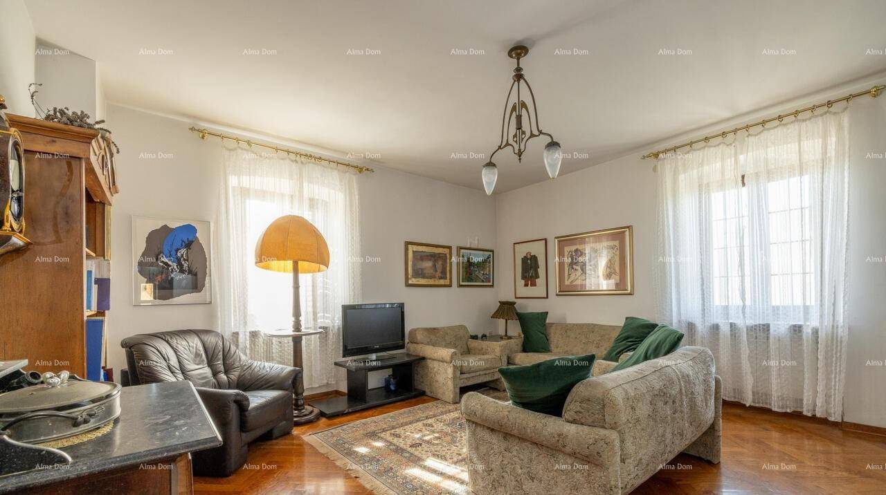 Gemütliches Wohnzimmer mit traditionellen Möbeln, Parkettboden und viel natürlichem Licht.
