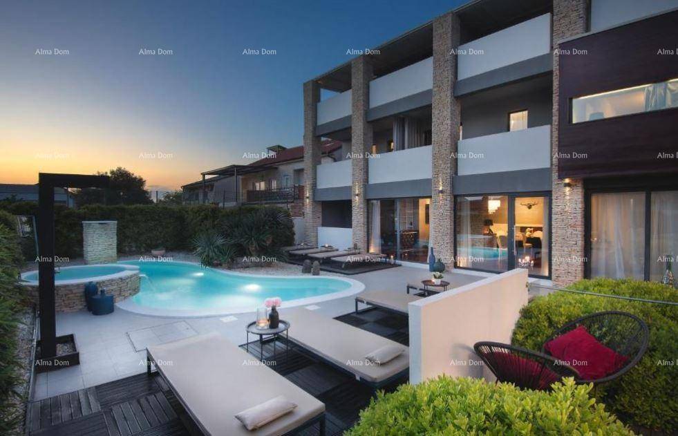 Weitläufiger Außenbereich mit Pool, Liegeflächen und moderner Architektur der Wohnanlage bei Sonnenuntergang.