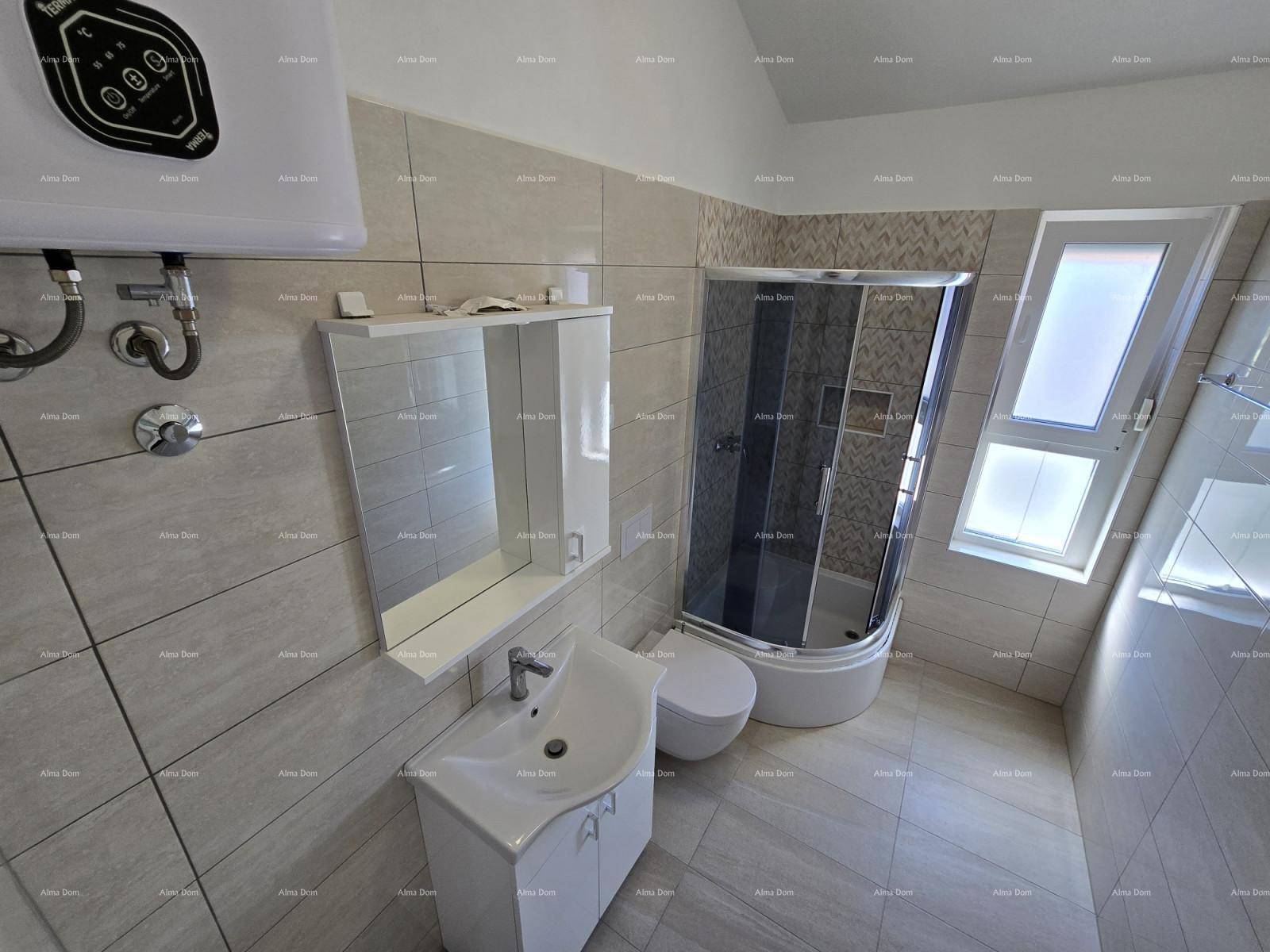 Modernes Badezimmer mit Duschkabine, WC, Waschtisch und Fenster, komplett gefliest in hellen Tönen.