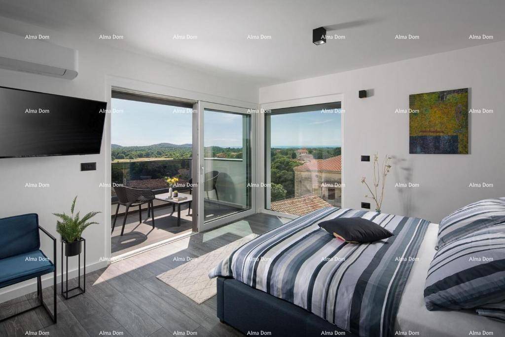 Modernes Schlafzimmer mit Doppelbett, Klimaanlage und Zugang zu einem kleinen Balkon.