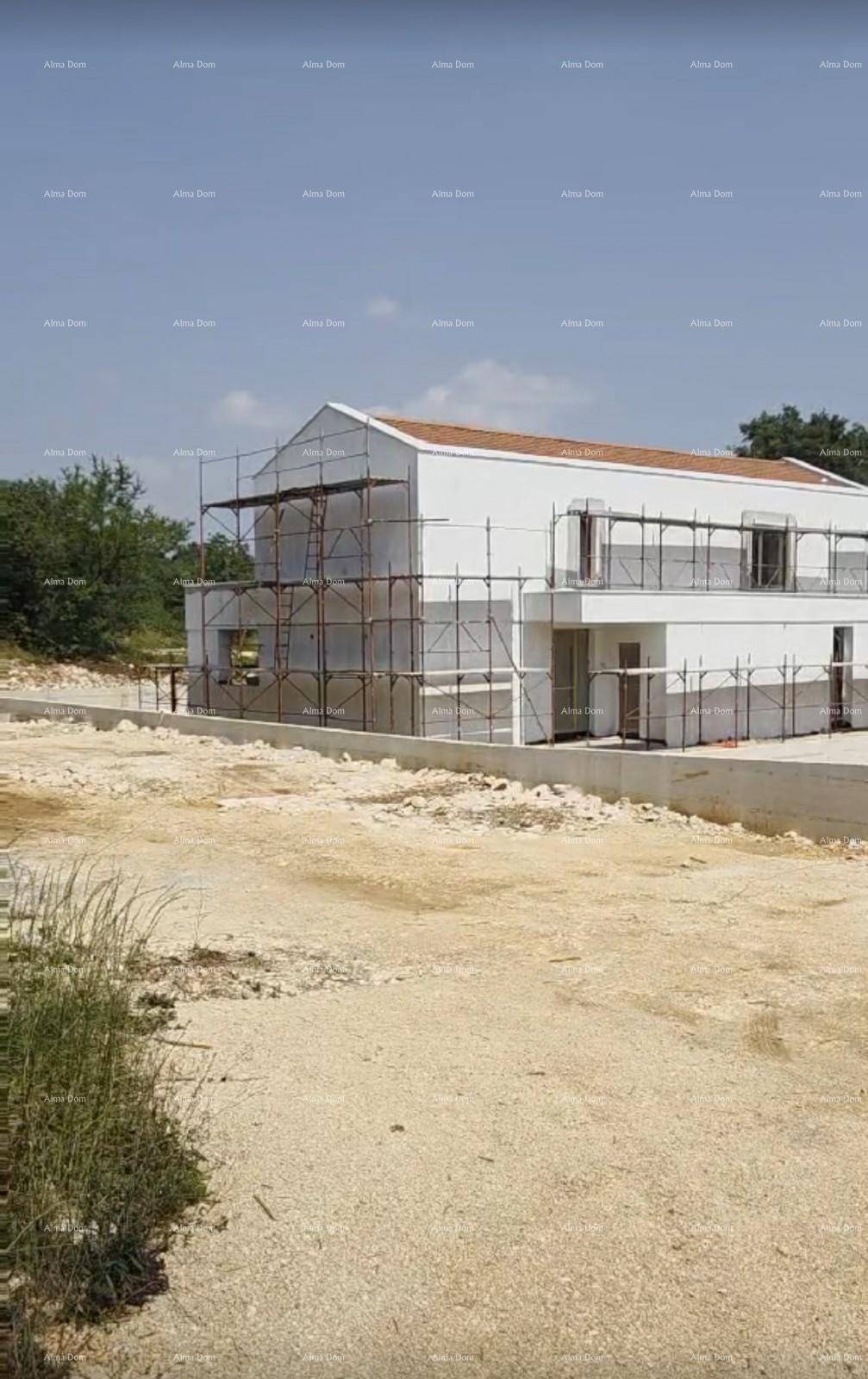 Neubauvilla im Rohbauzustand mit Gerüst, bereit für den weiteren Ausbau.