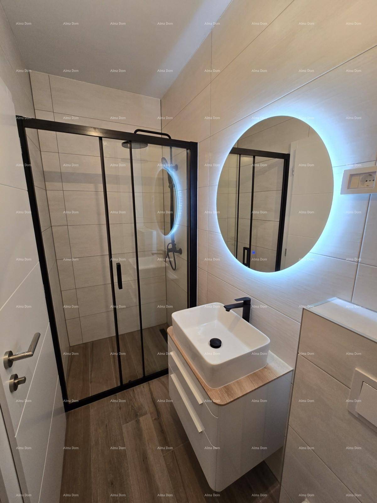 Stilvolles Badezimmer mit begehbarer Dusche, modernem Waschbecken und beleuchtetem Spiegel.