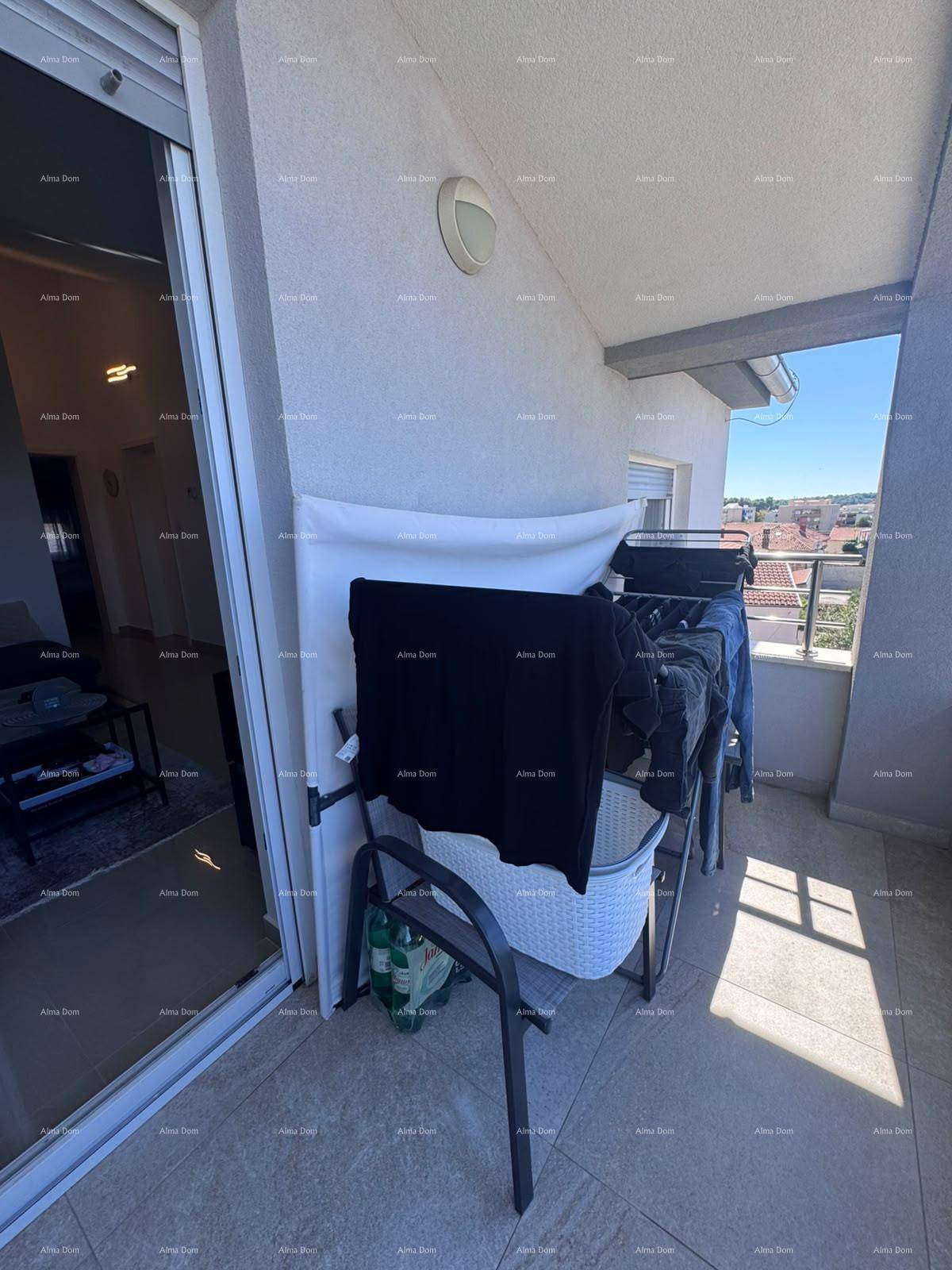 Balkon mit Wäscheständer und Blick auf die Nachbarschaft, ideal für den täglichen Gebrauch.