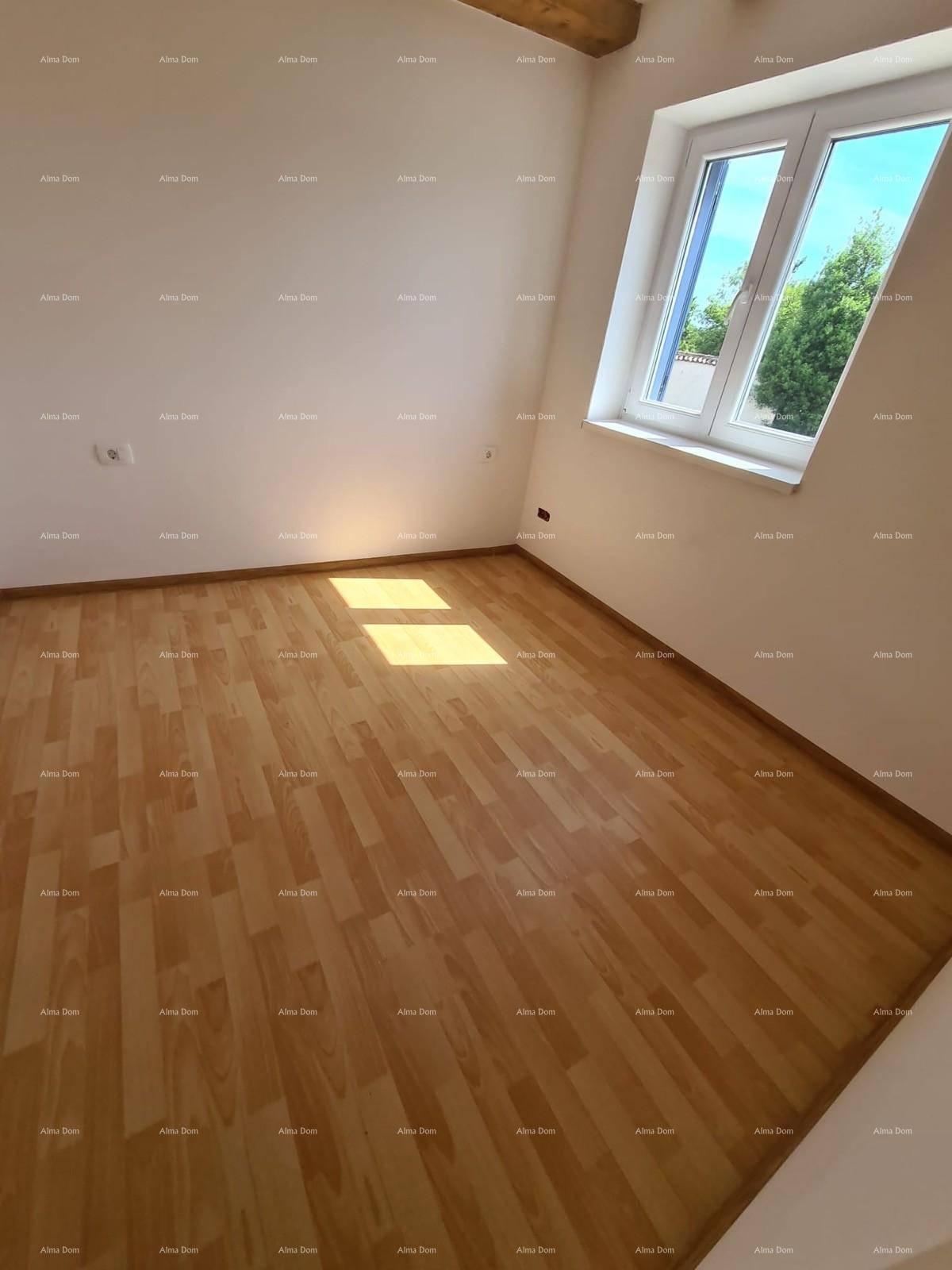 Helles Schlafzimmer mit Laminatboden, weißen Wänden und einem Fenster.