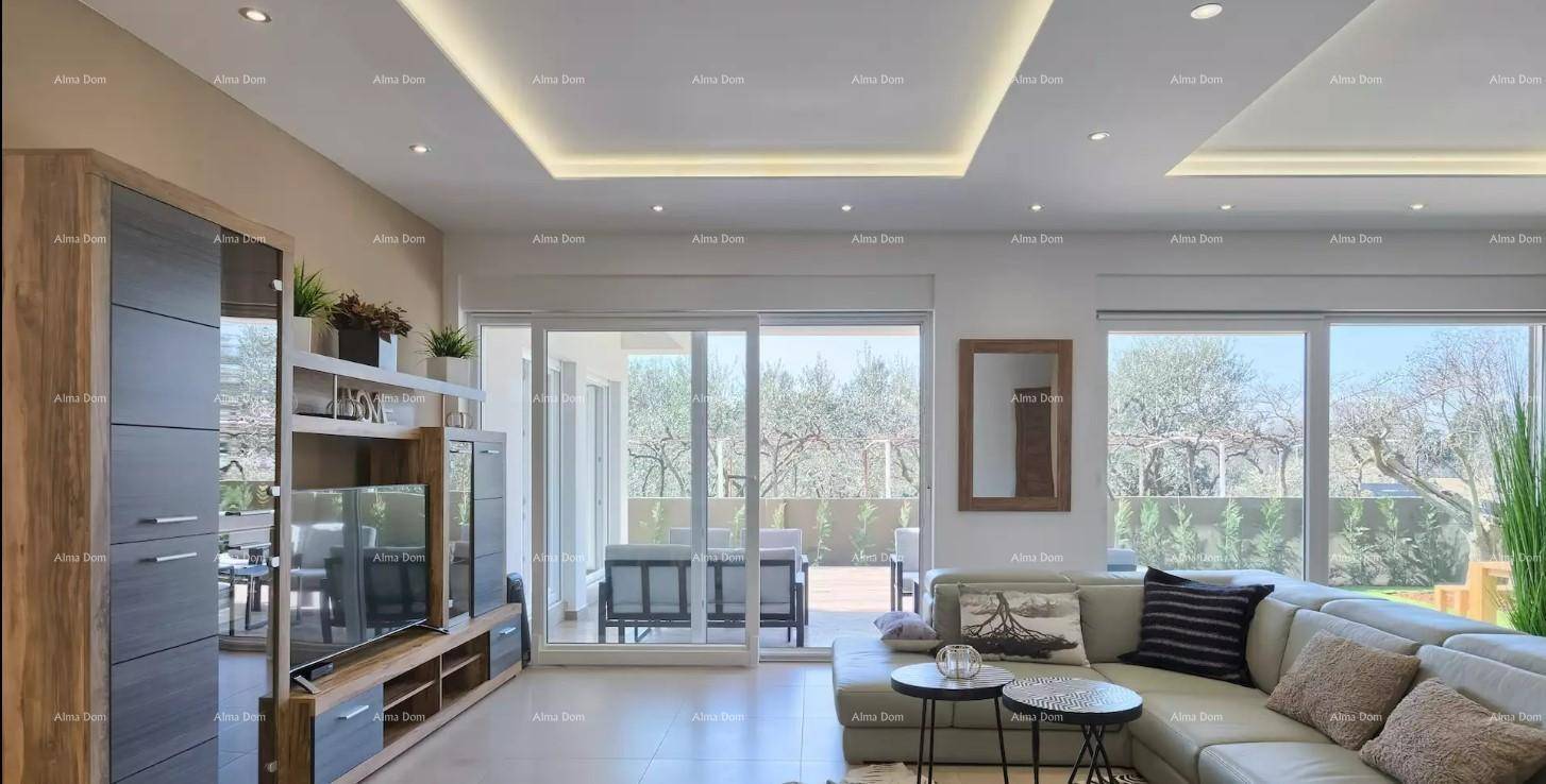 Gemütliches Wohnzimmer mit großem Sofa, modernem TV-Möbel und Zugang zur Terrasse.
