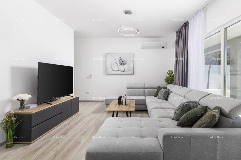 Modern eingerichtetes Wohnzimmer mit großem Ecksofa, Fernseher und Klimaanlage.