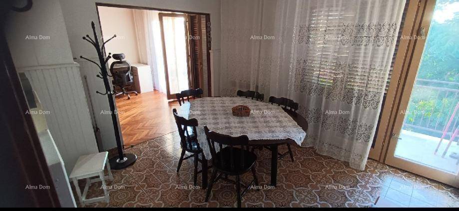 Essbereich mit rundem Tisch, Stühlen und Fliesenboden, angrenzend an einen Balkon.