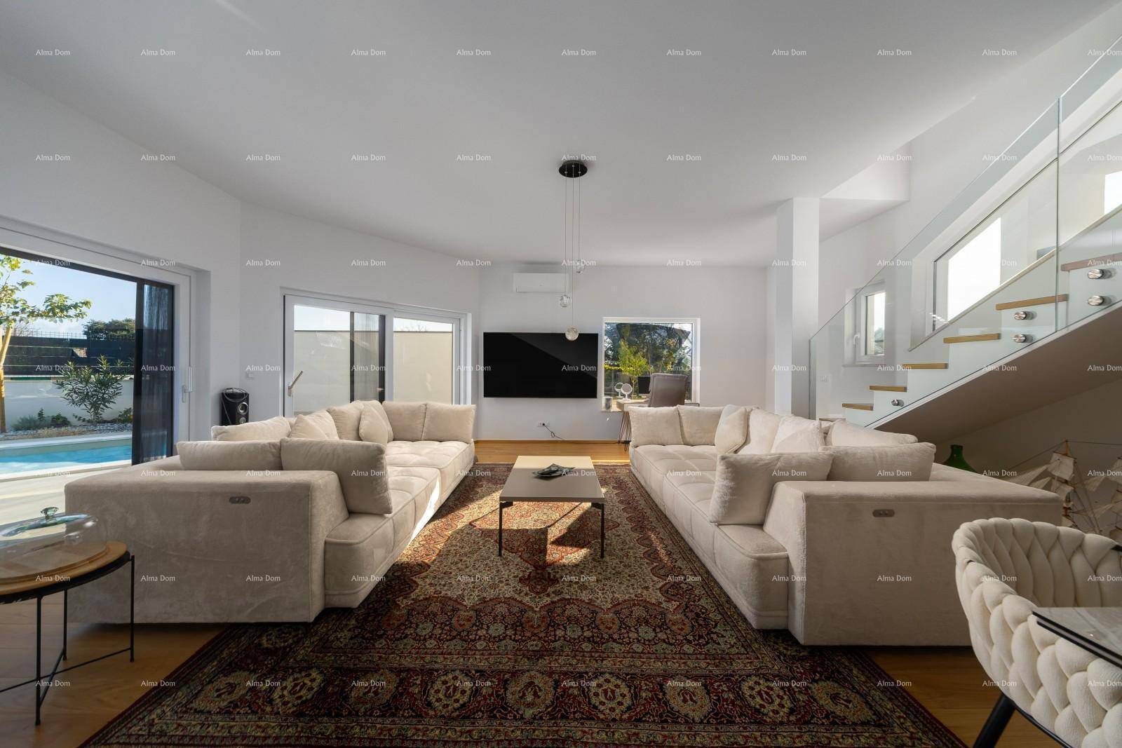 Helles Wohnzimmer mit beigen Sofas, Holzboden und großen Schiebetüren zum Poolbereich.