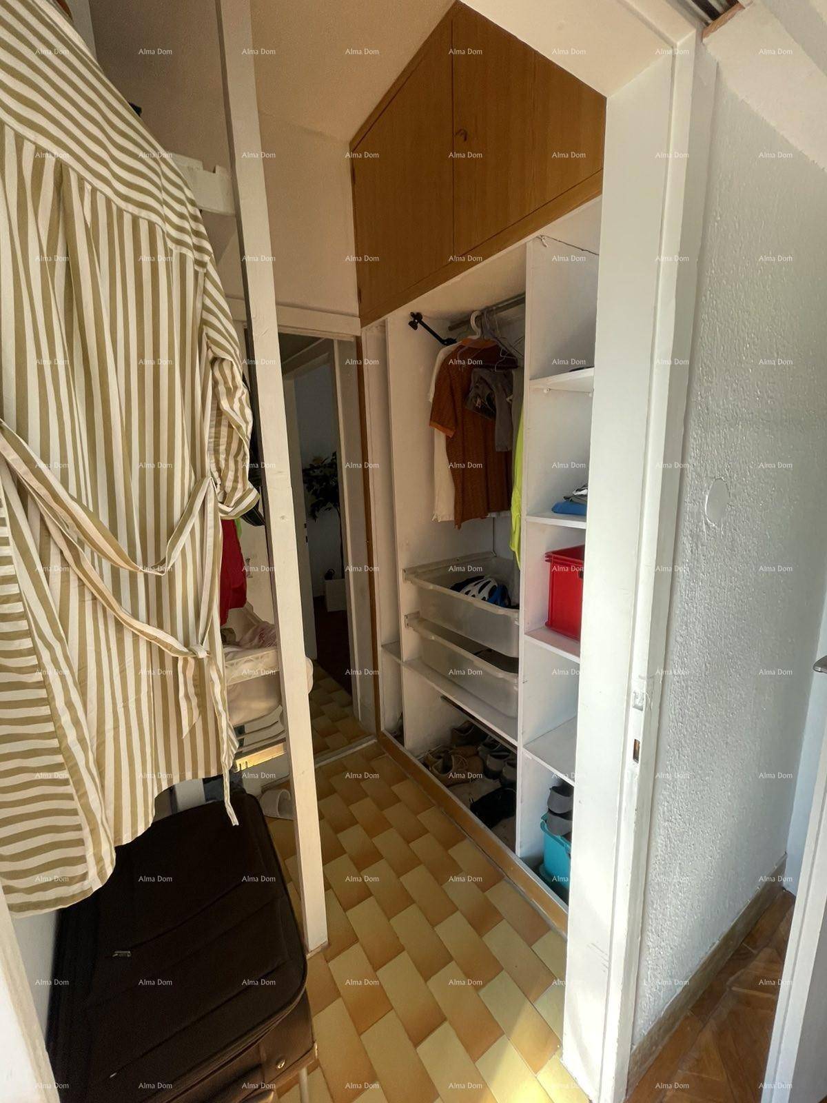 Flur mit integrierten Kleiderschränken und Regalen, bietet viel Stauraum.