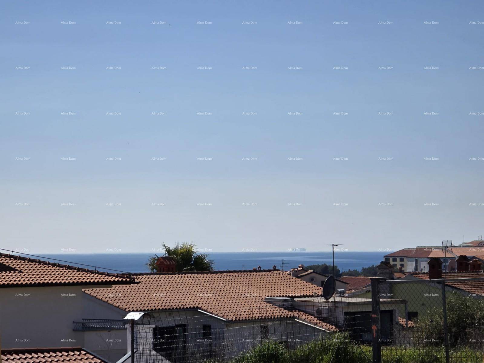 Weitläufiger Meerblick über die Dächer der umliegenden Häuser an einem sonnigen Tag.