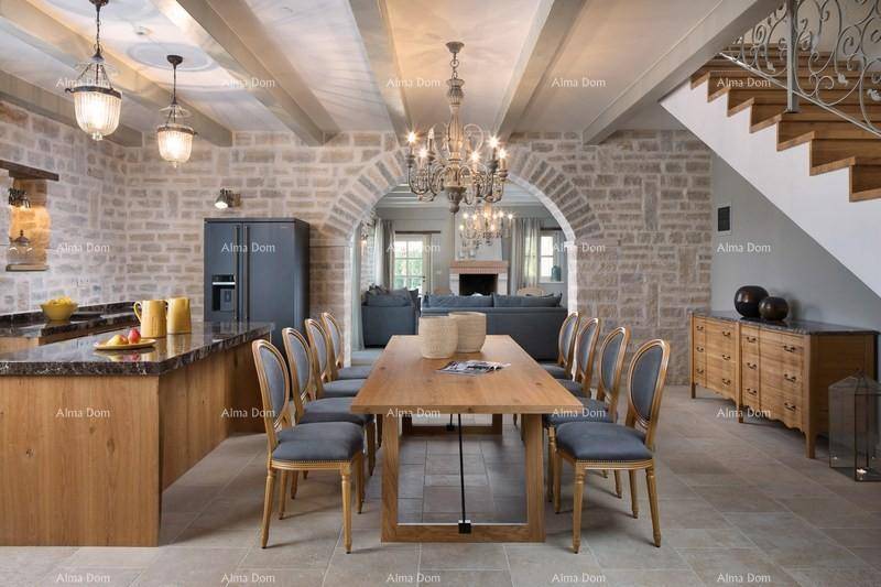 Offener Essbereich mit Holztisch und Stühlen, der in das Wohnzimmer übergeht.