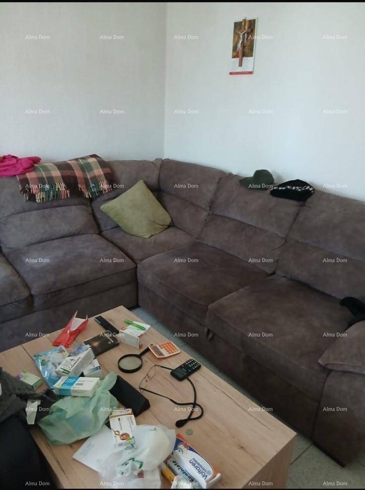 Geräumiges Wohnzimmer mit großem Ecksofa und Couchtisch, ideal zum Entspannen und Verweilen.