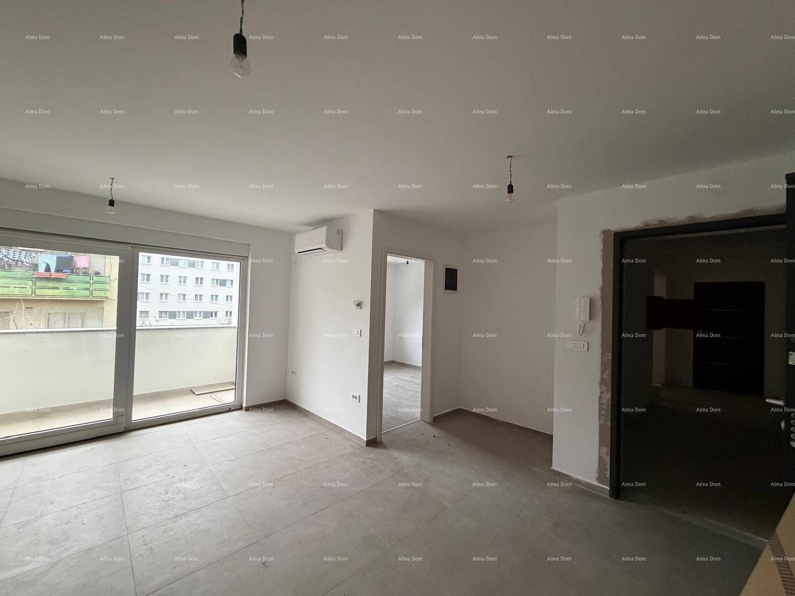 Unfertiges Wohnzimmer mit Fliesenboden, Klimaanlage und Zugang zum Balkon.
