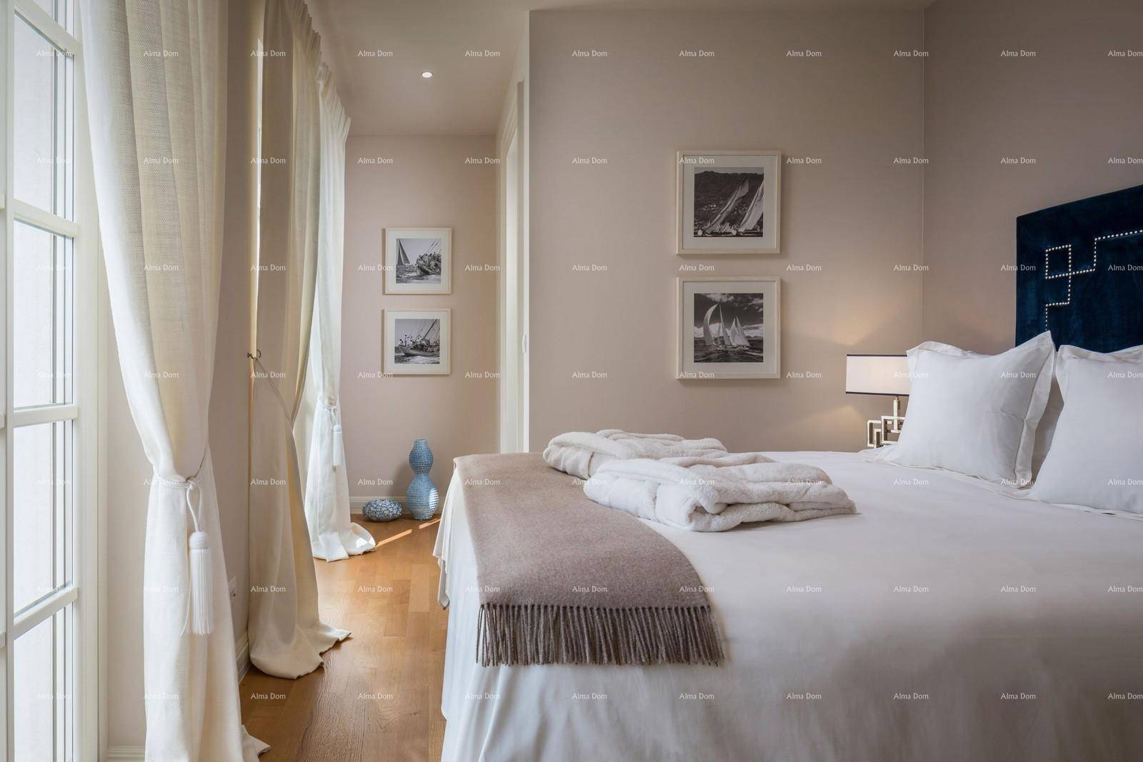 Elegantes Schlafzimmer mit Holzboden, Doppelbett und stilvoller Dekoration.