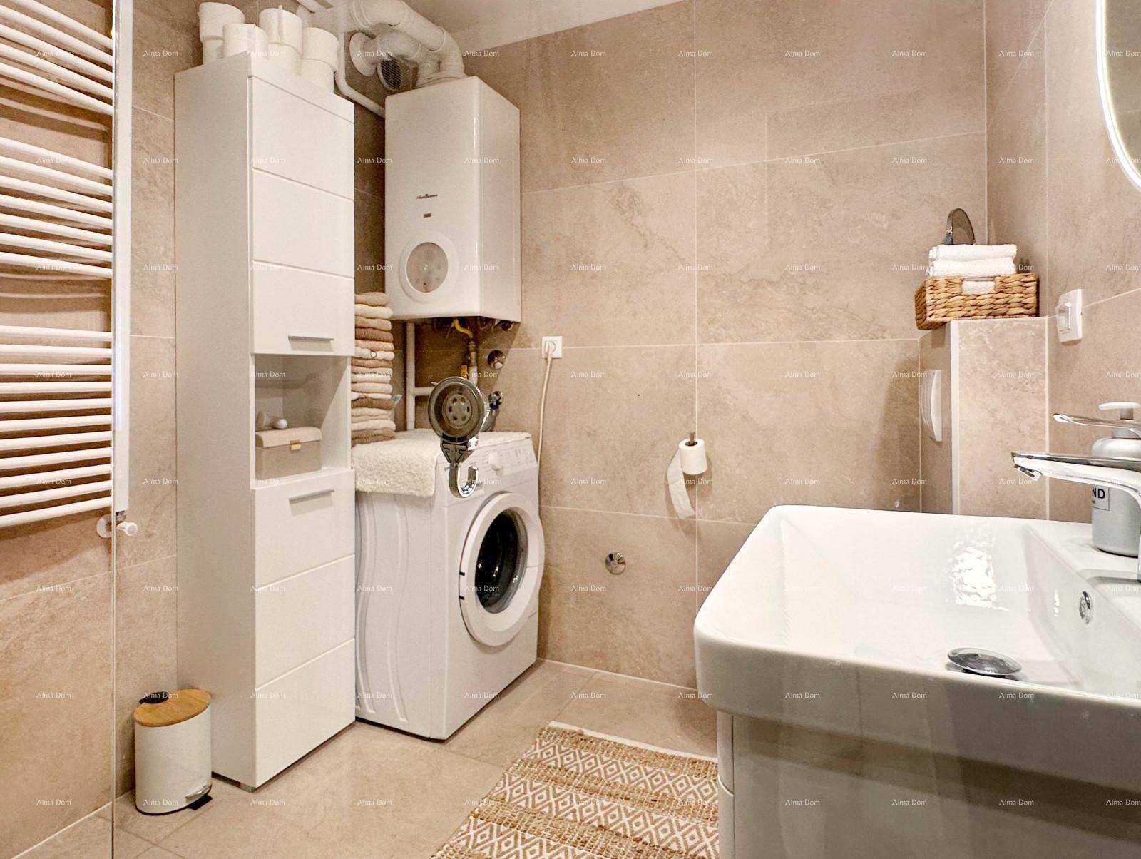 Modernes Badezimmer mit Waschmaschine, Waschbecken und beheiztem Handtuchhalter.