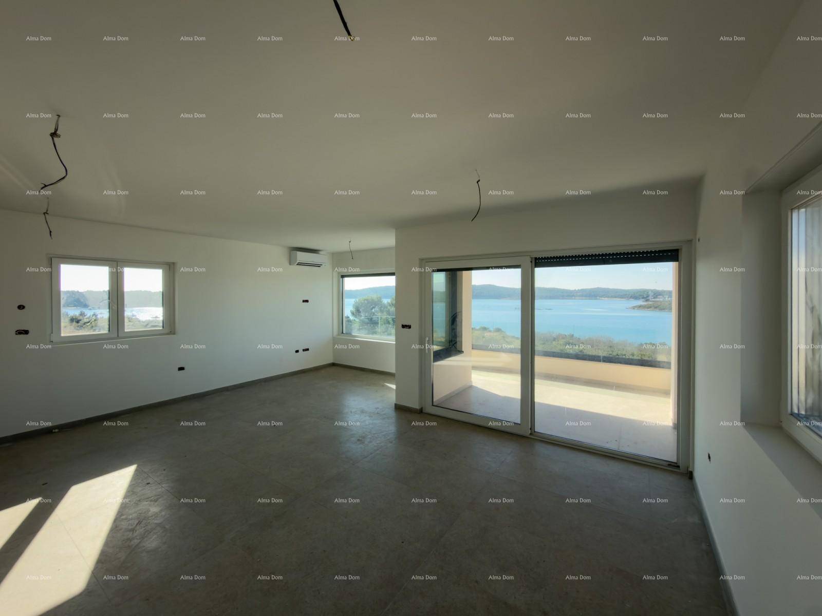 Geräumiger Wohnbereich im Rohbau mit Schiebetüren zur Terrasse und Panoramablick auf das Meer.
