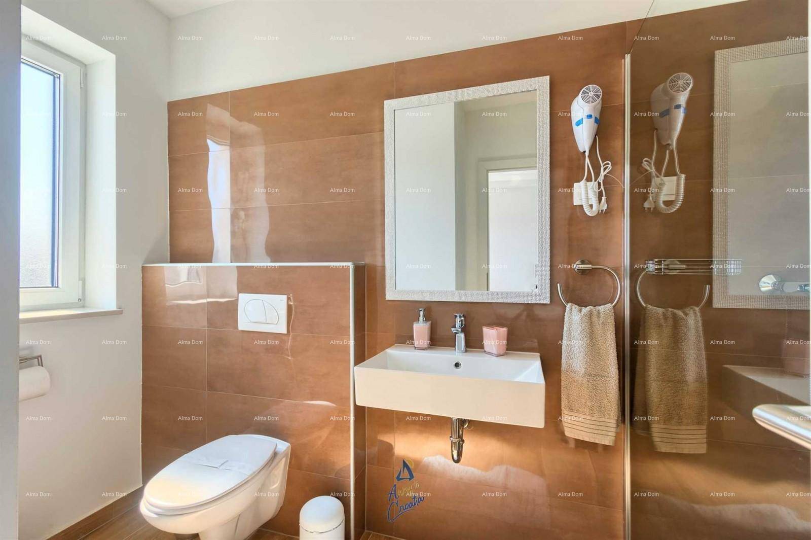 Modernes Badezimmer mit braunen Fliesen, wandhängendem WC und Waschbecken.