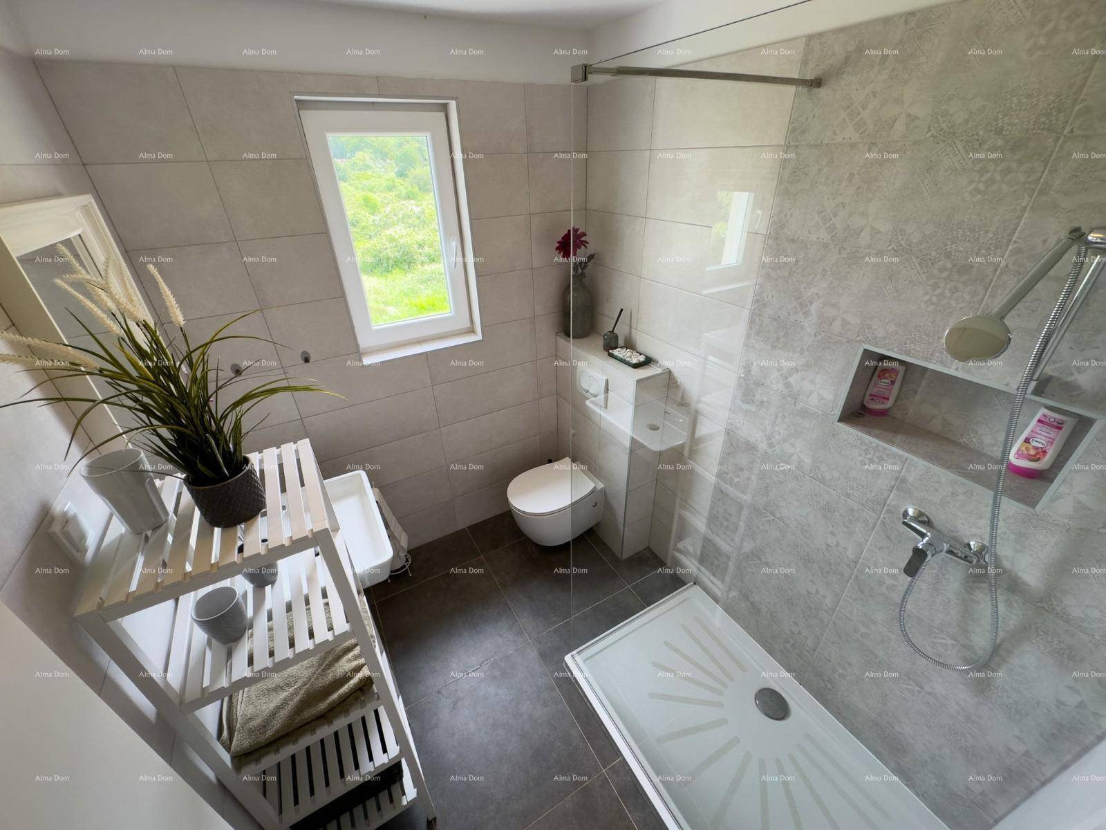 Helles Badezimmer mit Duschwanne, modernem Waschbecken und Fenster für natürliche Belüftung.