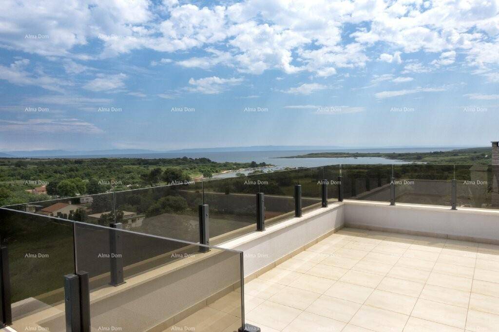 Geräumige Dachterrasse mit Glasgeländer und weitem Blick auf das Meer und die Landschaft.