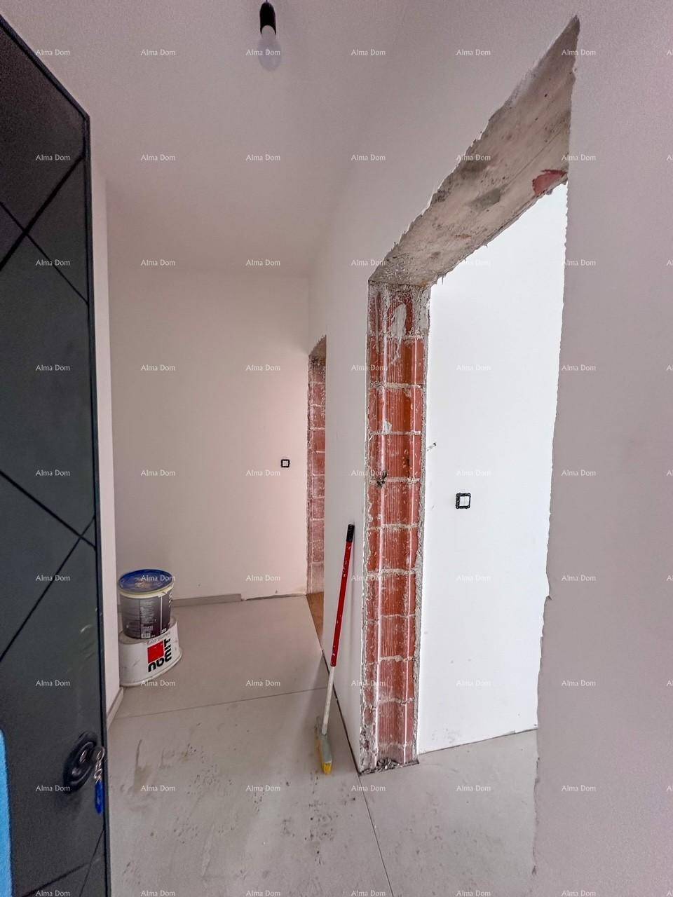 Unfertiger Flur mit unverputzten Ziegelwänden und Baustellenmaterialien.