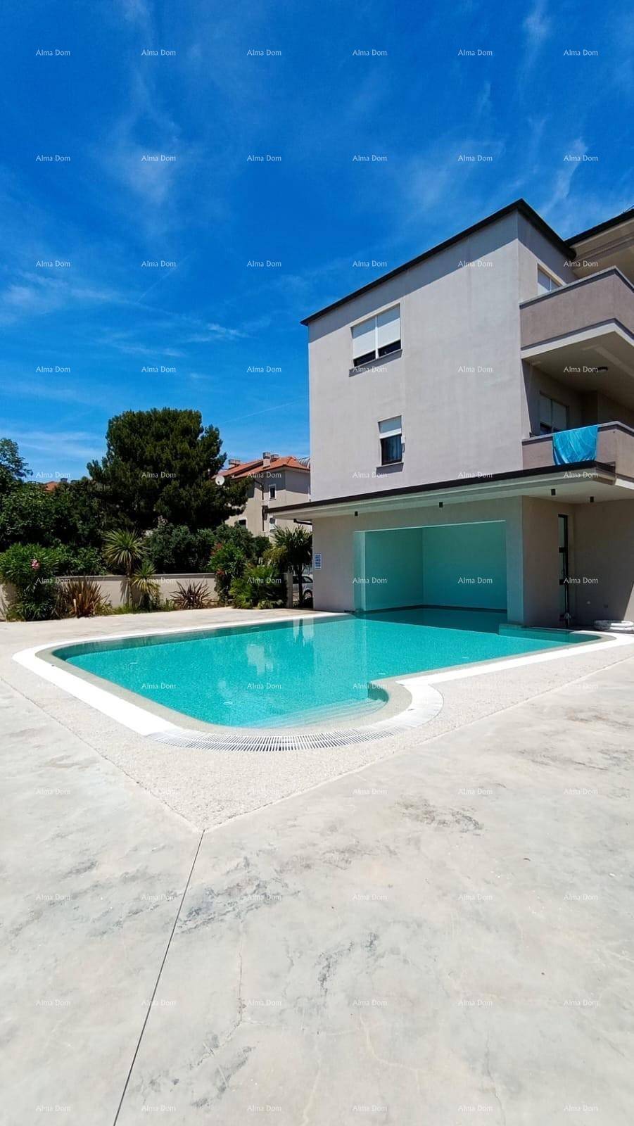Außenansicht des Gebäudes mit einem großen Swimmingpool und sonnigem Wetter.