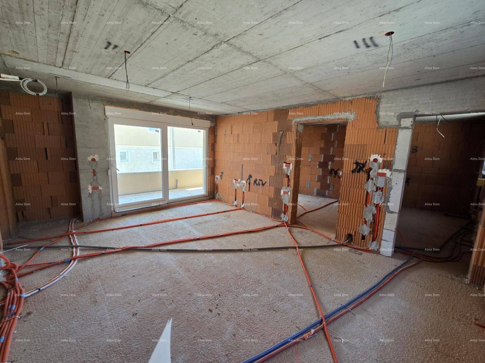 Rohbau eines Raumes mit Schiebetür zum Balkon, unverputzten Wänden und vielen Kabeln.