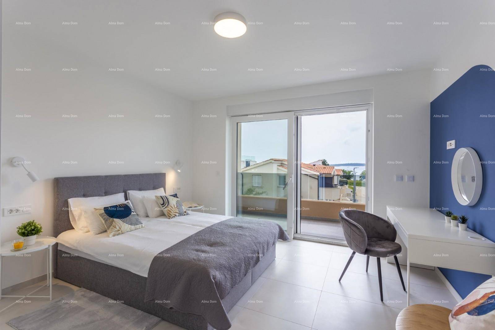 Komfortables Schlafzimmer mit Schreibtisch und direktem Zugang zum Balkon, der viel Licht hereinlässt.
