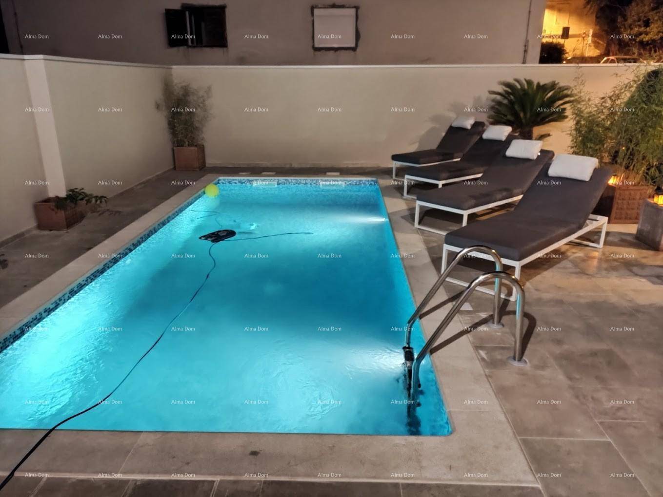 Beleuchteter Poolbereich bei Nacht mit Liegestühlen und sauberem Wasser.