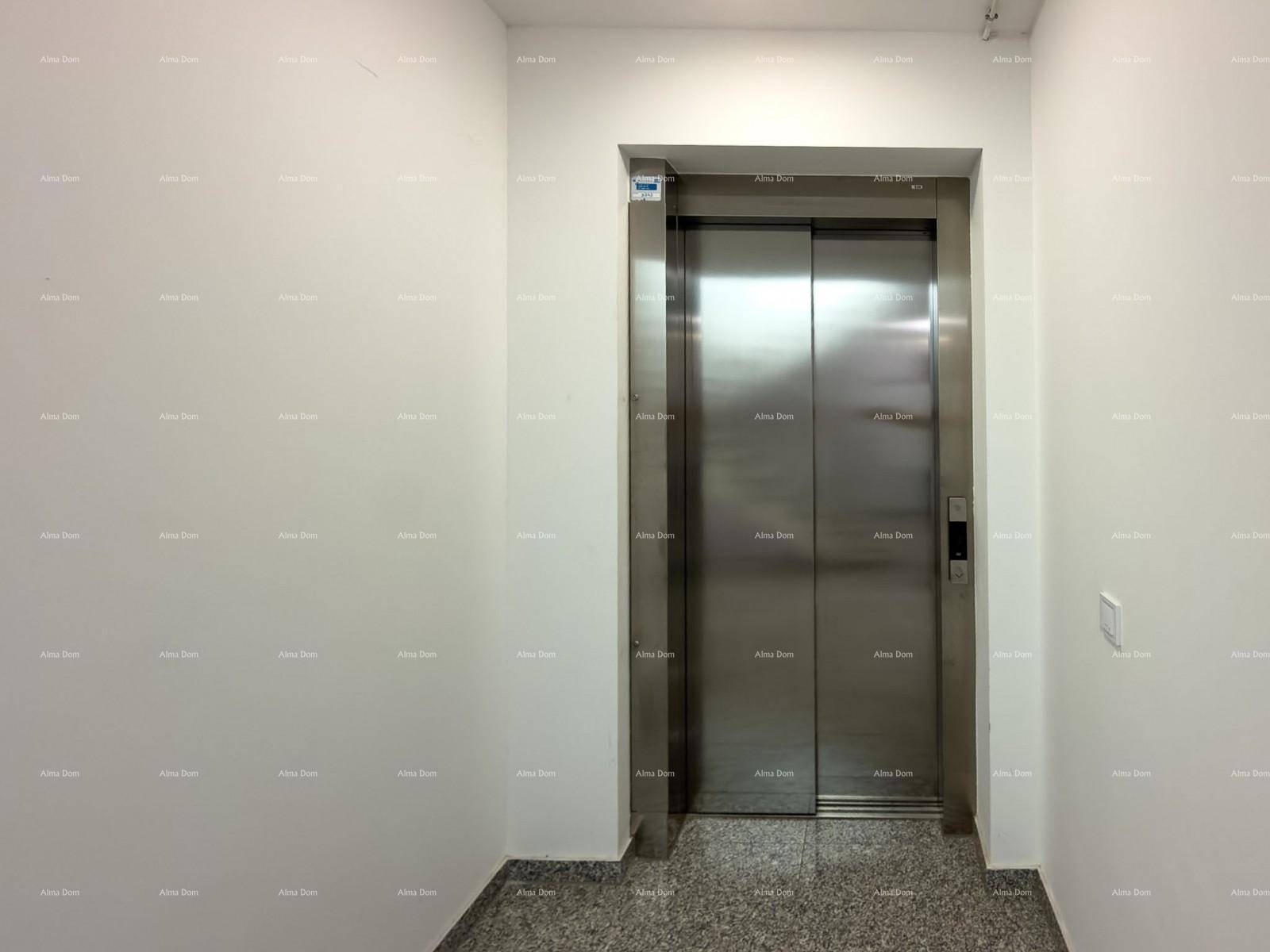 Moderner Aufzug in einem hellen Flur mit sauberem Granitboden.