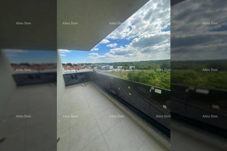 Geräumiger Balkon mit Fliesenboden und Glasgeländer, bietet einen weiten Blick auf die Umgebung.