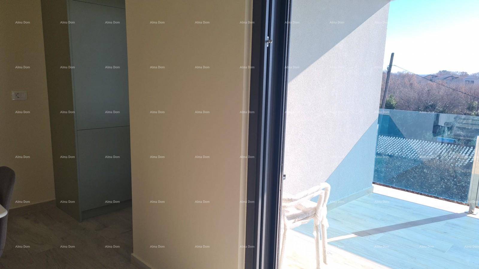 Zugang zu einem sonnigen Balkon mit Glasgeländer und Blick ins Grüne.