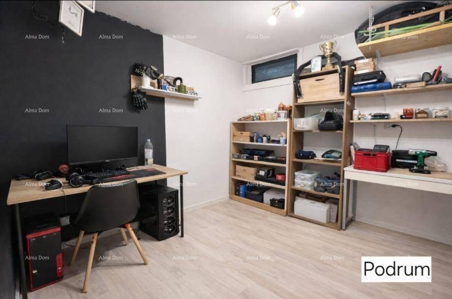 Arbeitszimmer mit Schreibtisch, Regalen und Stauraum, ideal für Home-Office oder Hobby.