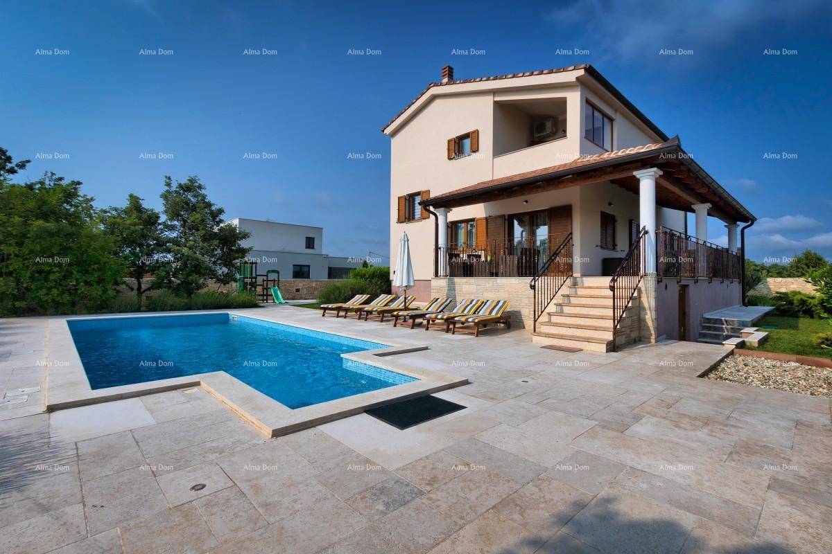 Ansicht des Hauses vom Poolbereich mit Sonnenliegen und überdachter Terrasse.