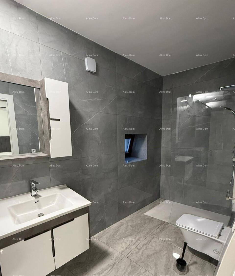 Modernes Badezimmer mit grauen Fliesen, Duschkabine und Waschtisch mit Spiegelschrank.