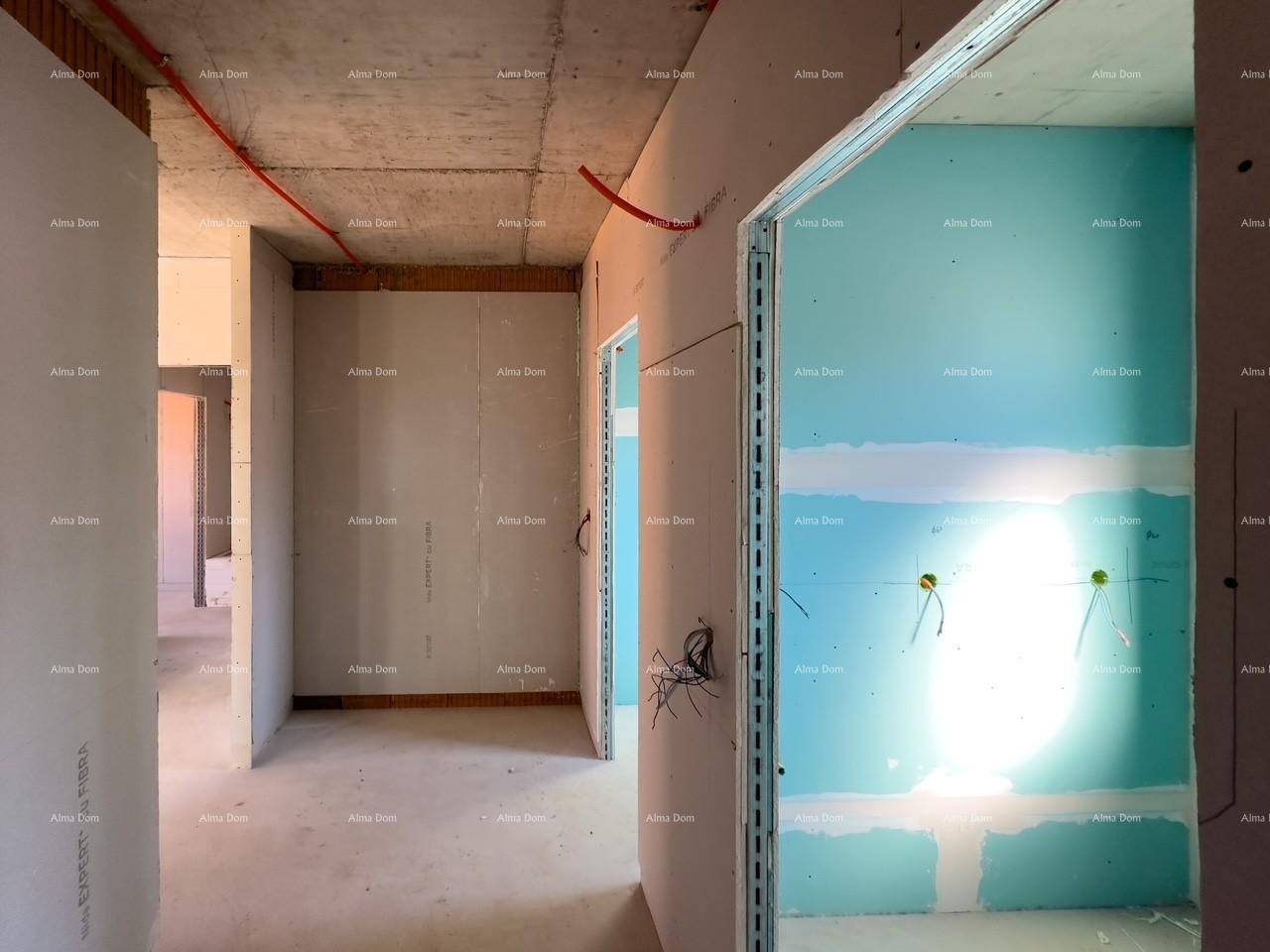 Unfertiger Innenraum mit Trockenbauwänden und sichtbaren Elektroinstallationen während der Bauphase.