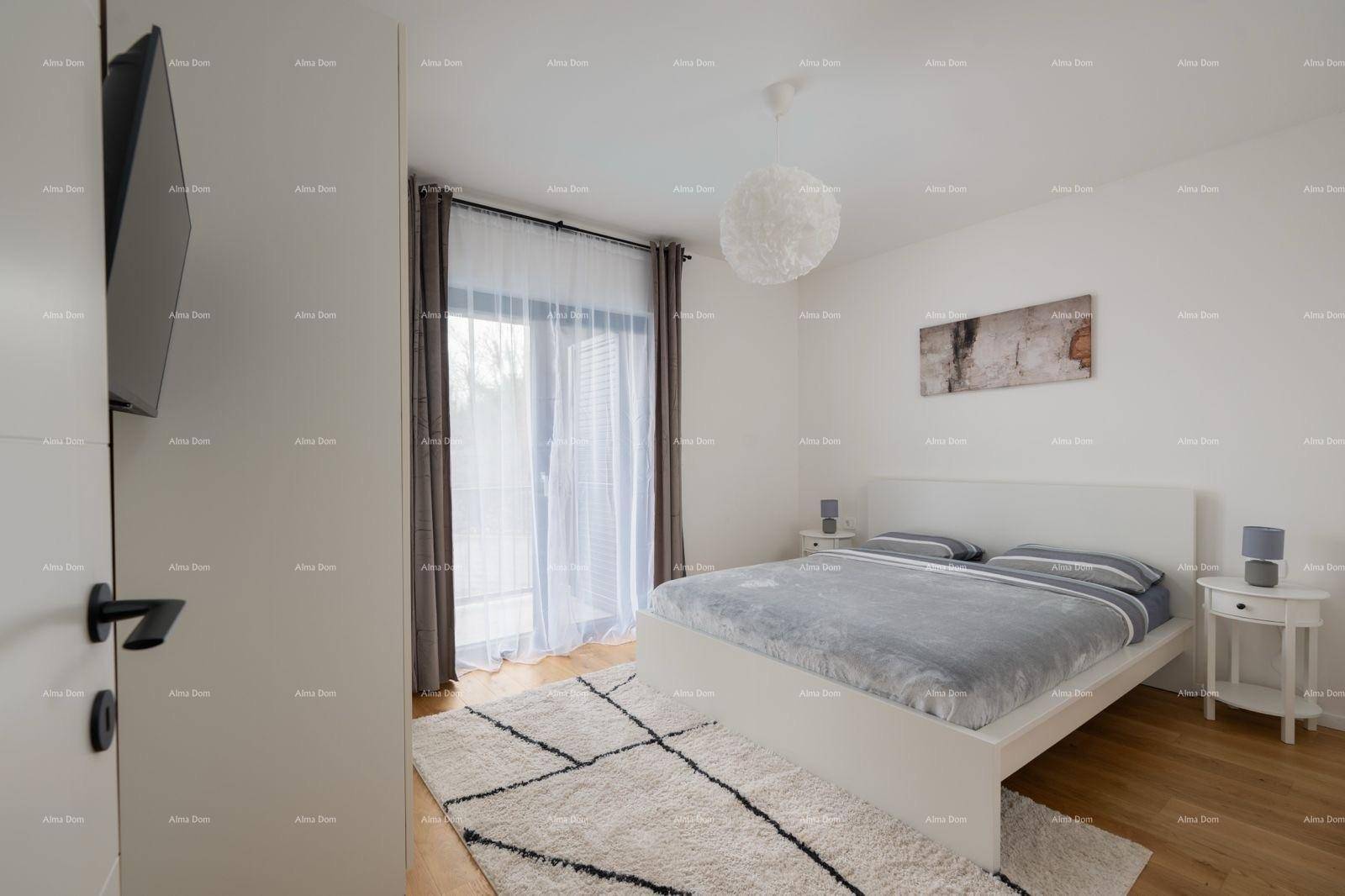 Gemütliches Schlafzimmer mit Doppelbett, Holzboden und Zugang zu einem Balkon.