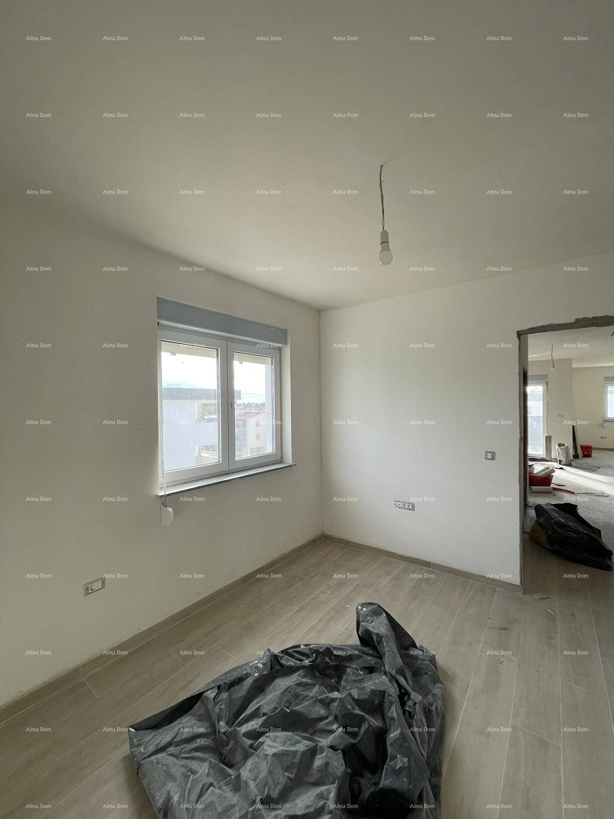 Unfertiges Schlafzimmer mit hellem Fliesenboden, weiß gestrichenen Wänden und einem Fenster.