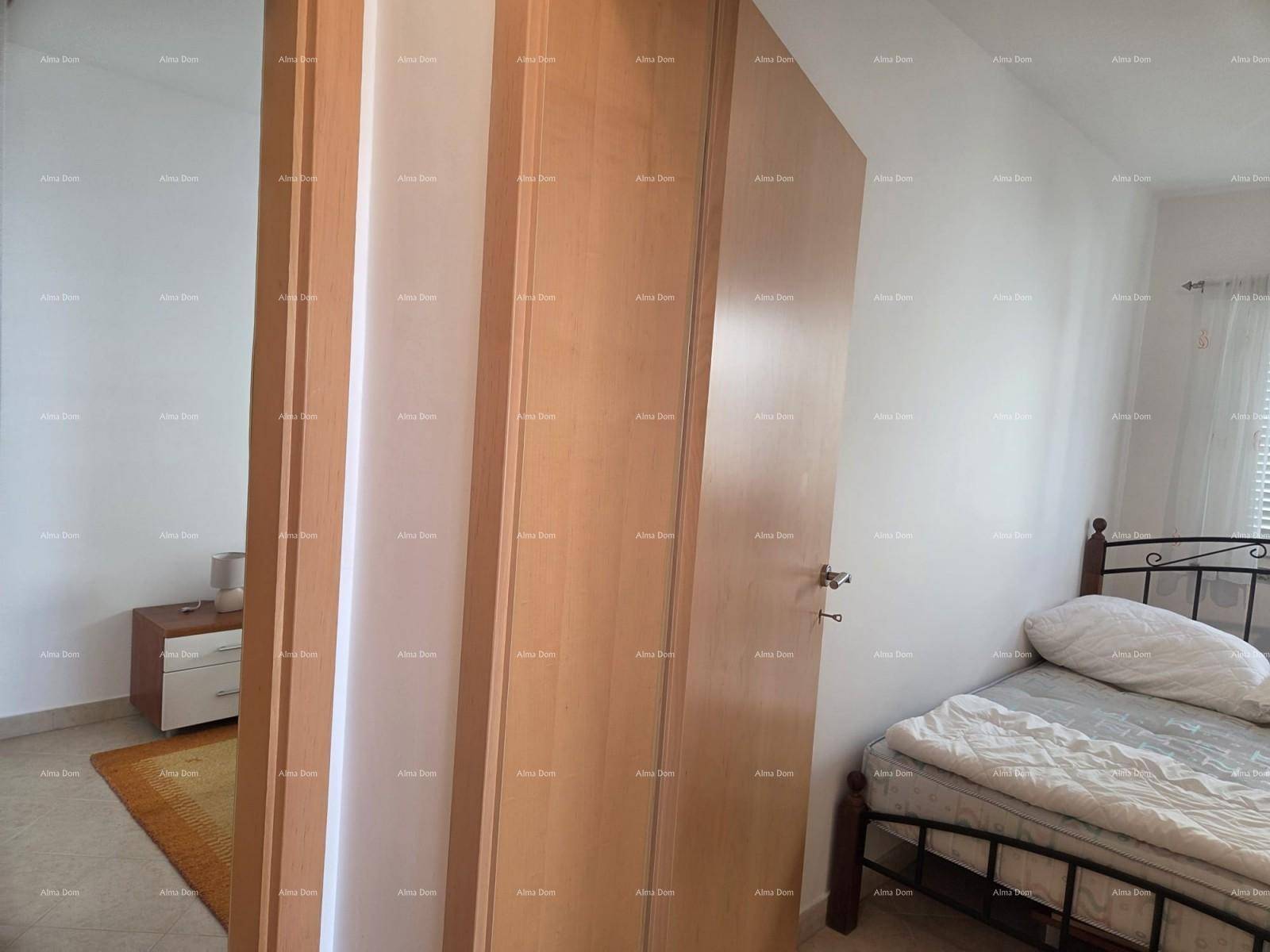 Schlafzimmer mit Doppelbett und Einbauschrank, angrenzend an einen Flur.