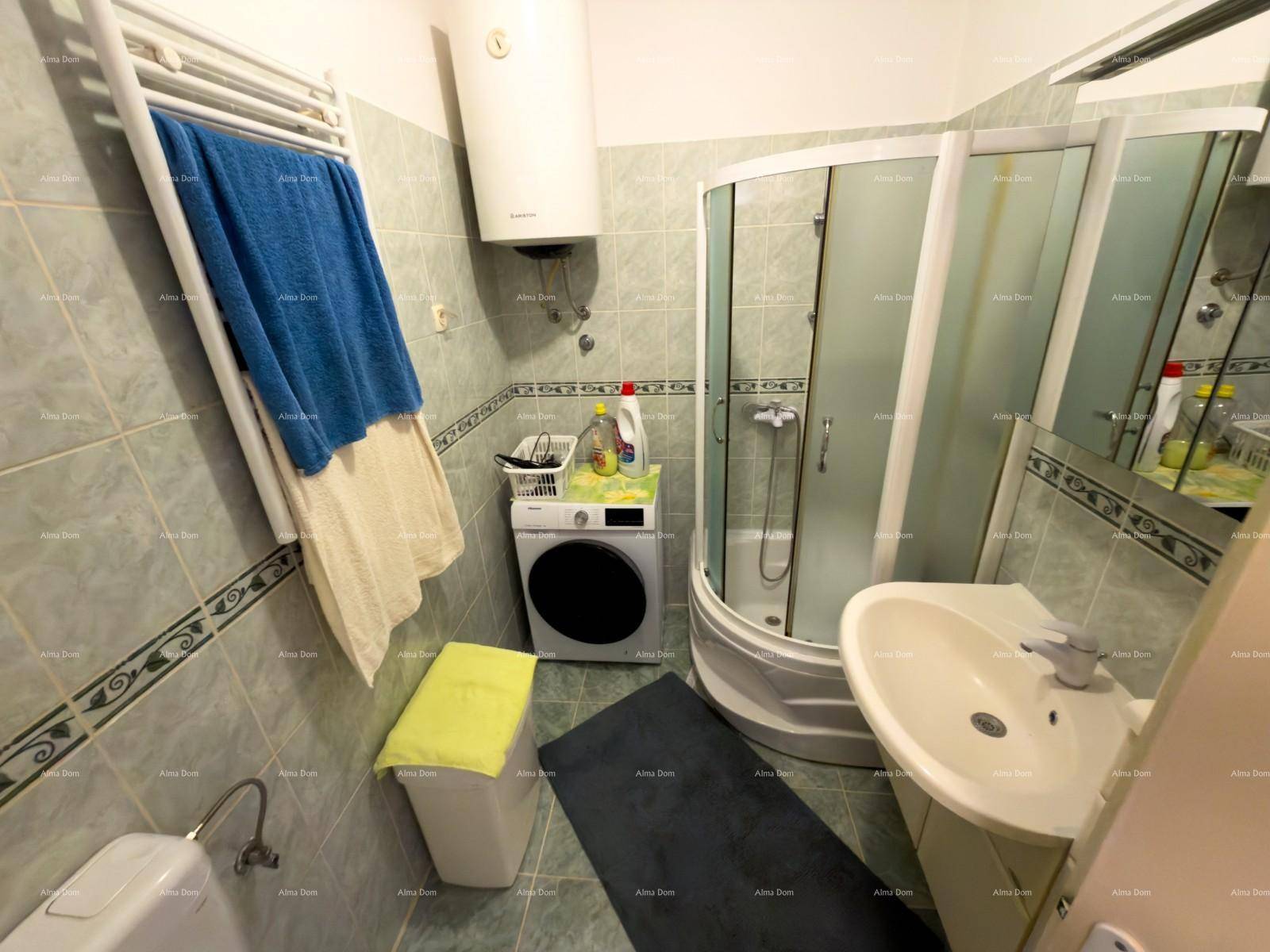 Badezimmer mit Duschkabine, Waschbecken, Toilette und Fliesen an Wänden und Boden.