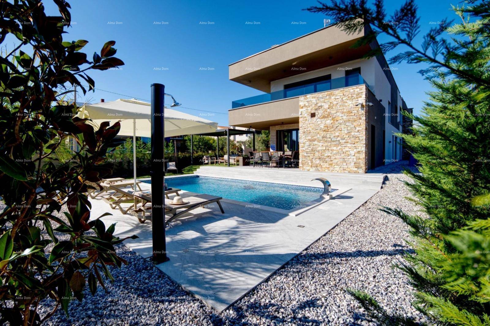 Weitläufiger Gartenbereich mit erfrischendem Pool und bequemen Sonnenliegen unter strahlendem Himmel.