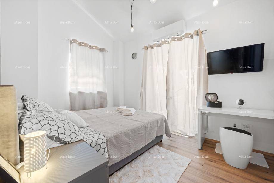 Helles Schlafzimmer mit Doppelbett, Klimaanlage und modernem Schreibtischbereich.
