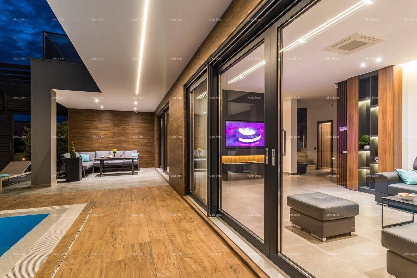 Geräumiges Wohnzimmer mit großen Schiebetüren, die zur Terrasse und zum Poolbereich führen.